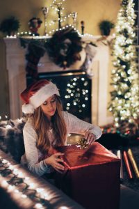 vianočný darček v štýlovom obale sa pod stromčekom bude priam ligotať