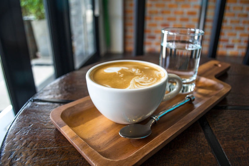 ranné espresso v kaviarni alebo doma je ideálny začiatok dňa