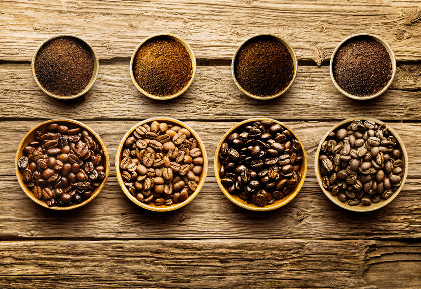 kávové zrná rôznych odrôd kávy