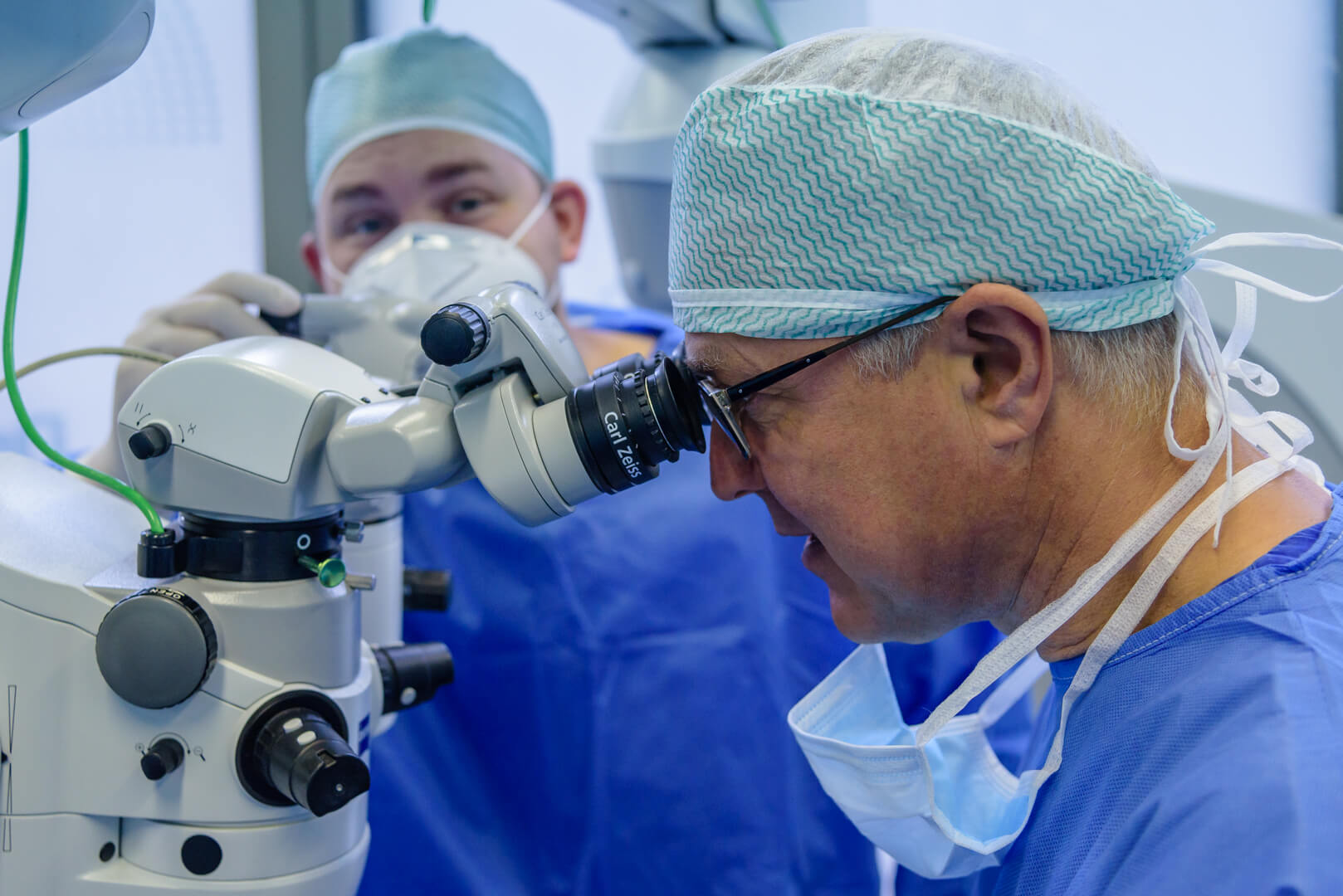 Dr. Peter Böhm vykonáva vyšetrenie zraku.