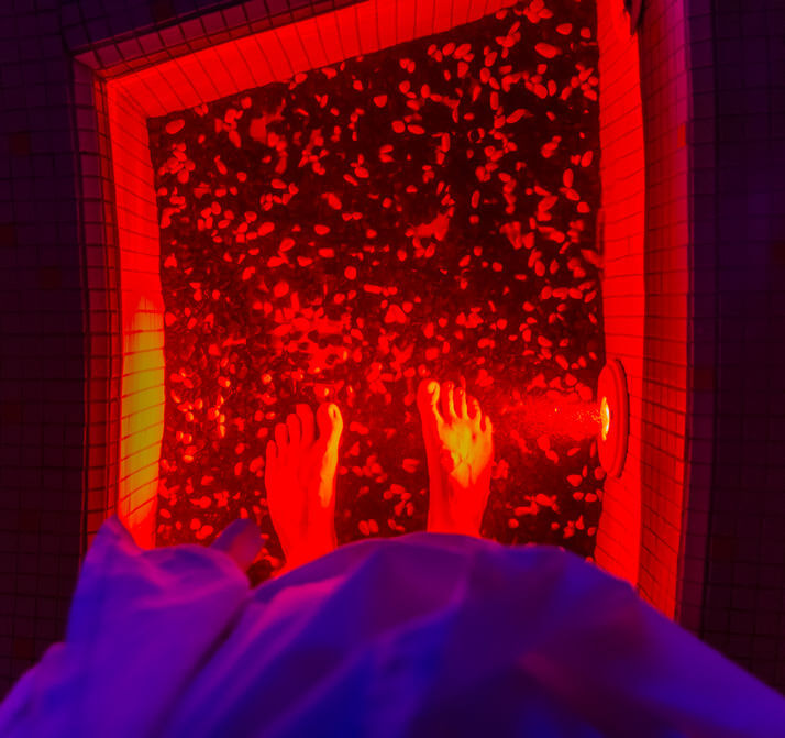 Kneippov kúpeľ – zobrazenie miesta s teplou vodou zvýrazneným červeným svetlom.