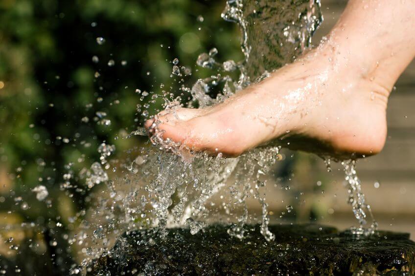 Studená voda na nohy ako forma hydroterapie dokáže zastúpiť Kneippov kúpeľ.