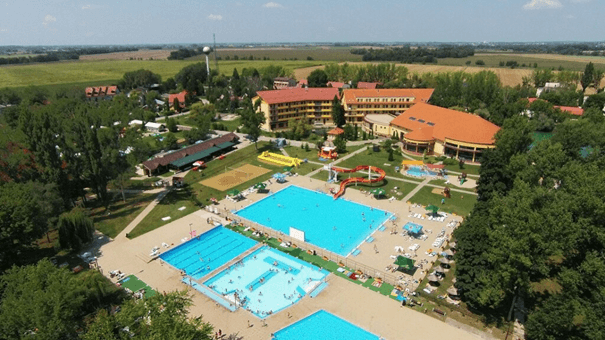 Pohľad na vonkajšie bazény Wellness Hotel Patince ****.