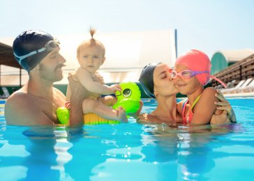Rodina s malými deťmi počas pobytu v bazénovom svete vo wellnesse.