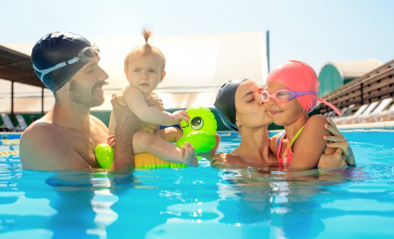 Rodina s malými deťmi počas pobytu v bazénovom svete vo wellnesse.