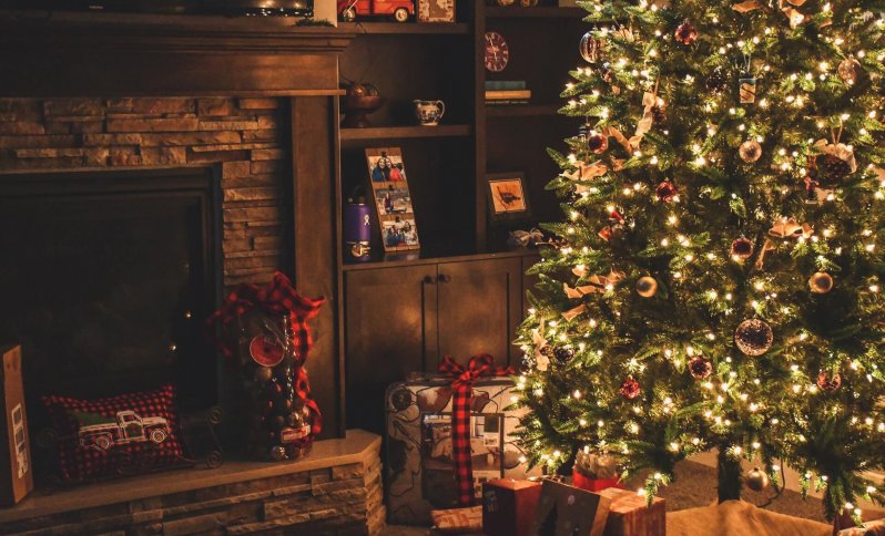 vianočný stromček s vianočnou výzdobou