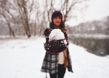 žena so snehovou guľou