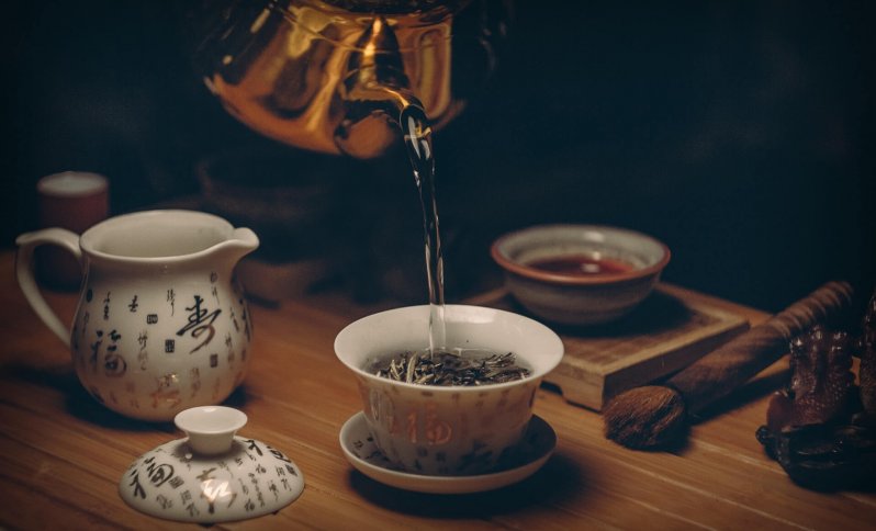 čajník a šálka so sypaným čajom