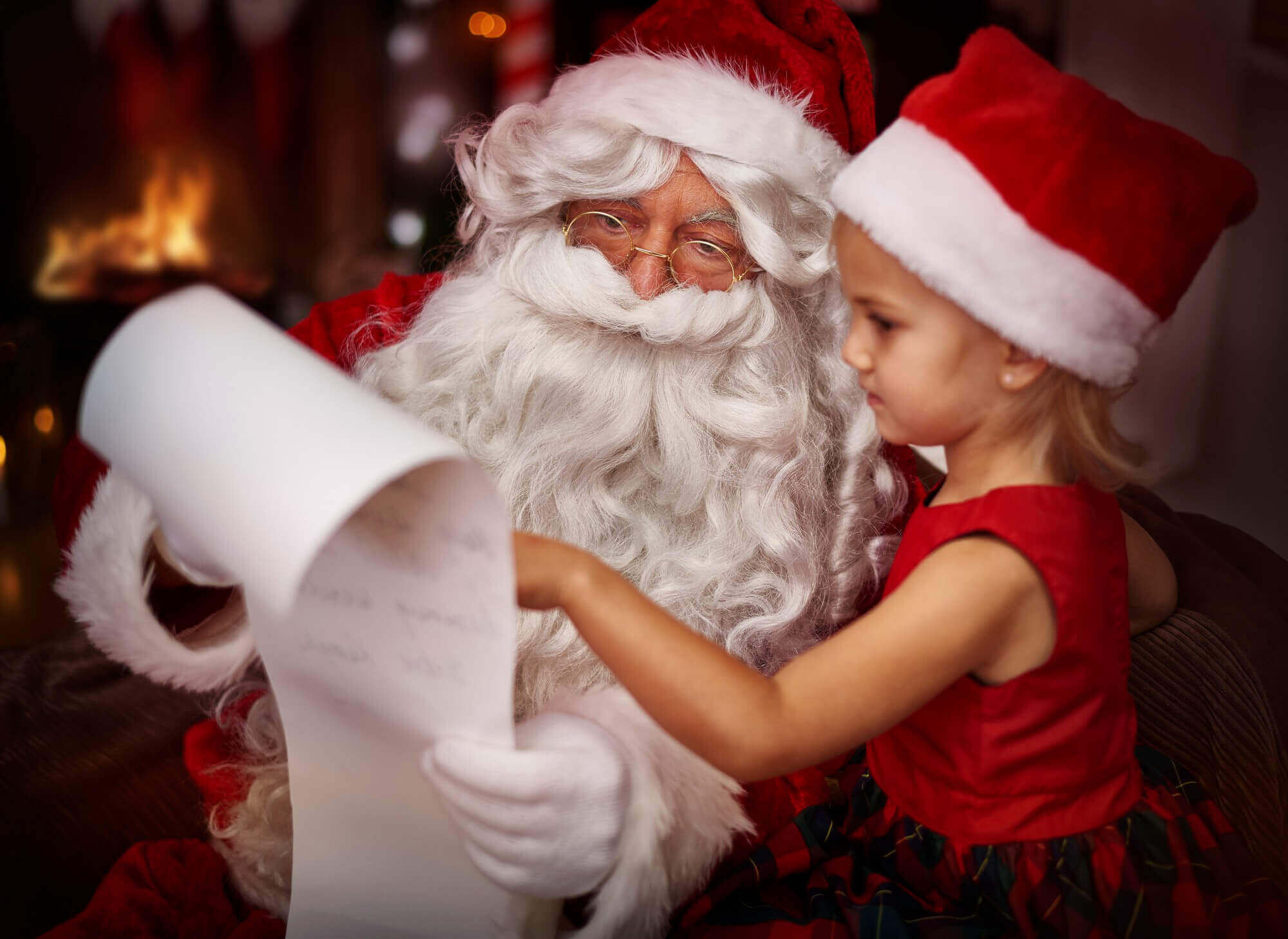 Mikuláš a dievčatko spolu čítajú vianočnú poštu