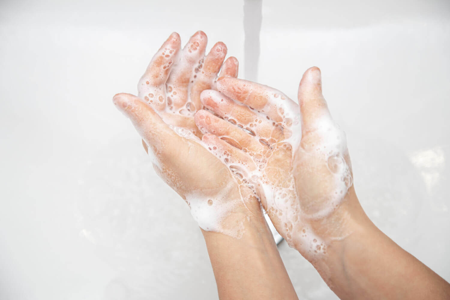 ruky s mydlom