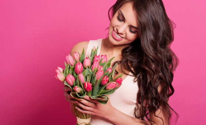 žena s kyticou tulipánov